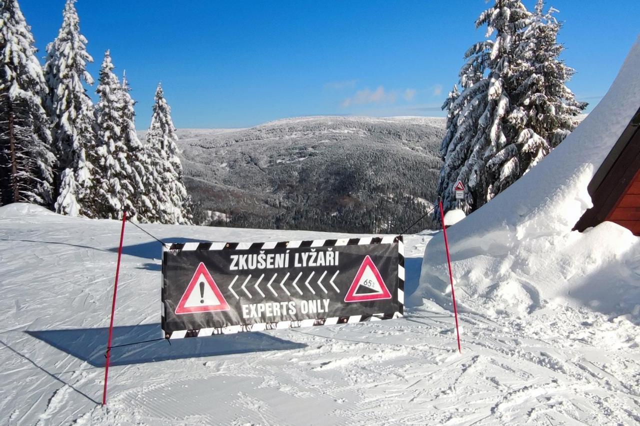 Enjoy Harrachov - Atraktivní slunné studio Čertovka v centru Harrachova s herní konzolí, Netflix, jedinečným výhledem na Čertovu horu a areál skokanských můstků se sjezdovkou Esterno foto