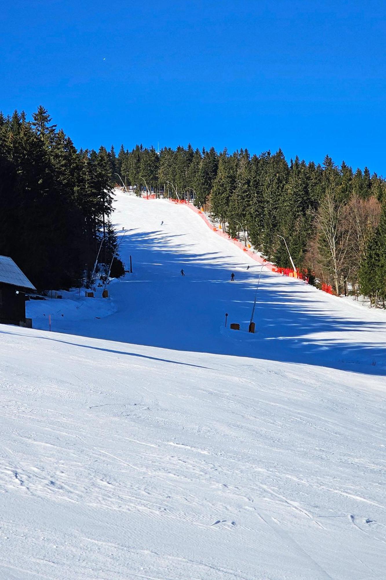 Enjoy Harrachov - Atraktivní slunné studio Čertovka v centru Harrachova s herní konzolí, Netflix, jedinečným výhledem na Čertovu horu a areál skokanských můstků se sjezdovkou Esterno foto