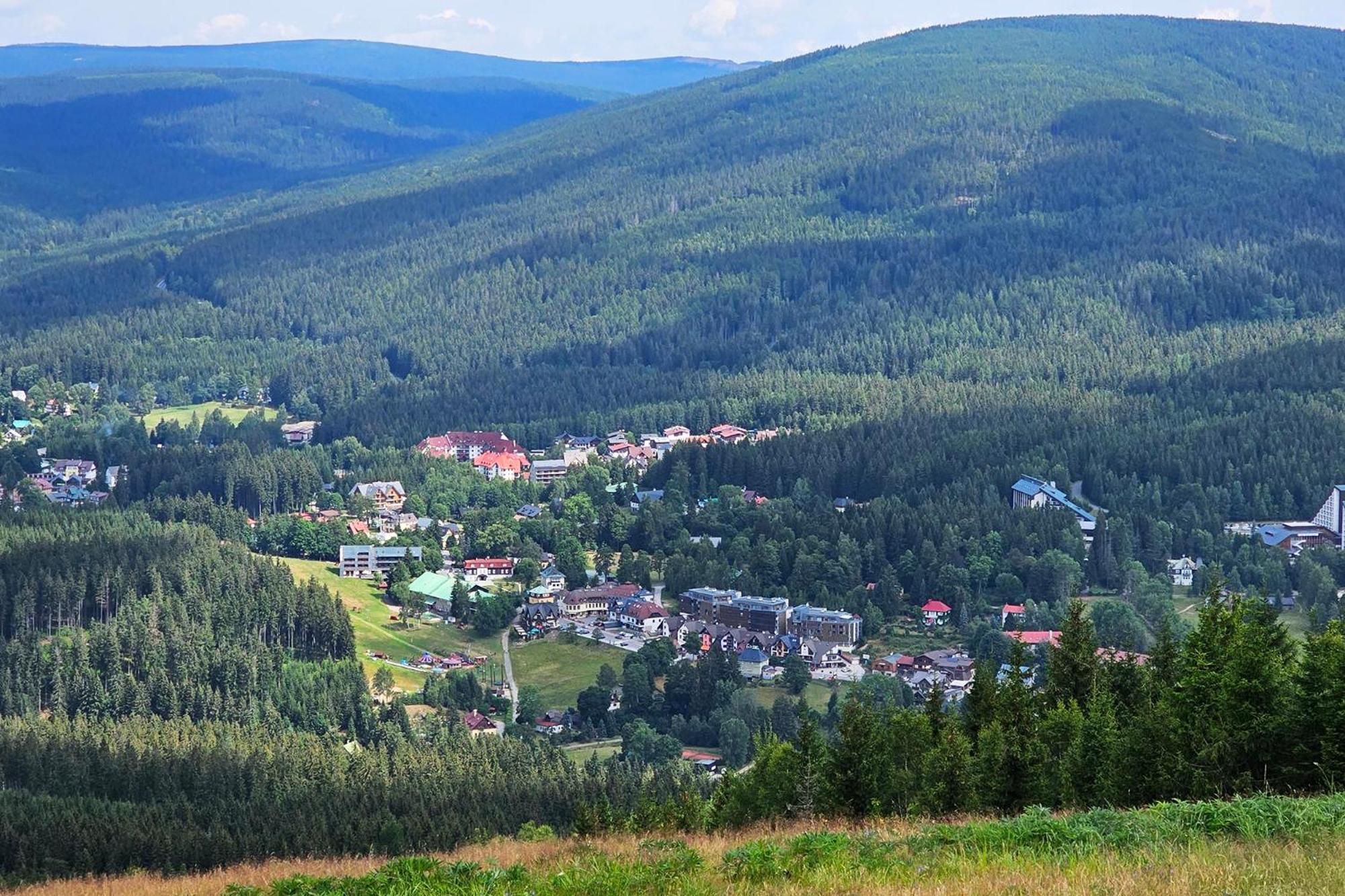 Enjoy Harrachov - Atraktivní slunné studio Čertovka v centru Harrachova s herní konzolí, Netflix, jedinečným výhledem na Čertovu horu a areál skokanských můstků se sjezdovkou Esterno foto