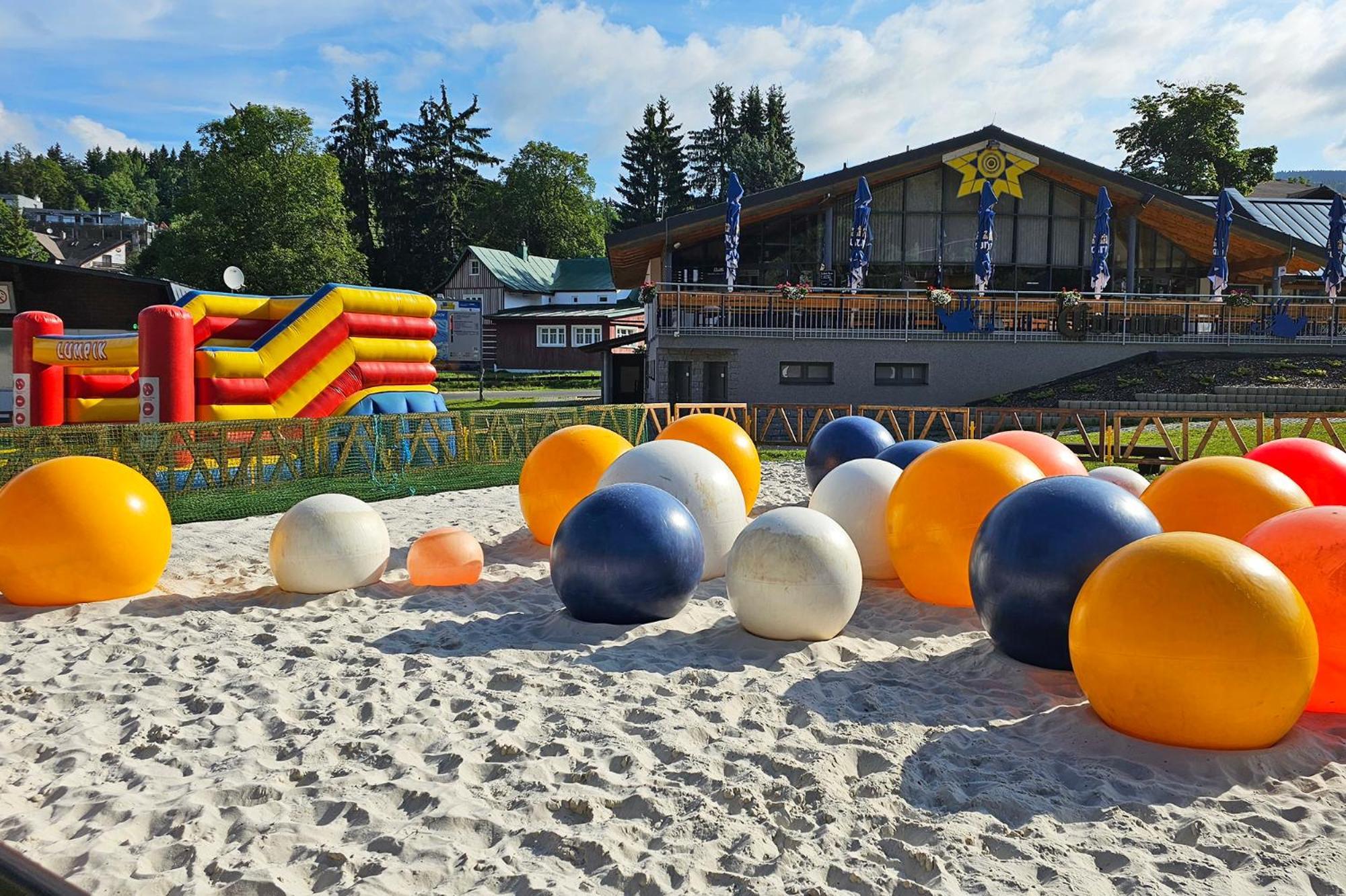 Enjoy Harrachov - Atraktivní slunné studio Čertovka v centru Harrachova s herní konzolí, Netflix, jedinečným výhledem na Čertovu horu a areál skokanských můstků se sjezdovkou Esterno foto